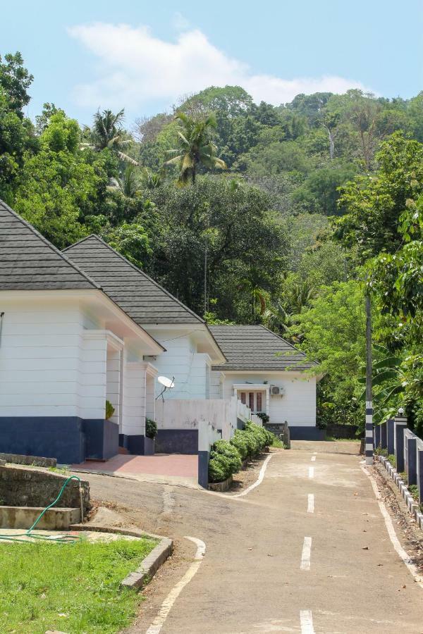 Magic Land Resorts Athirapally Irinjalakuda Ngoại thất bức ảnh