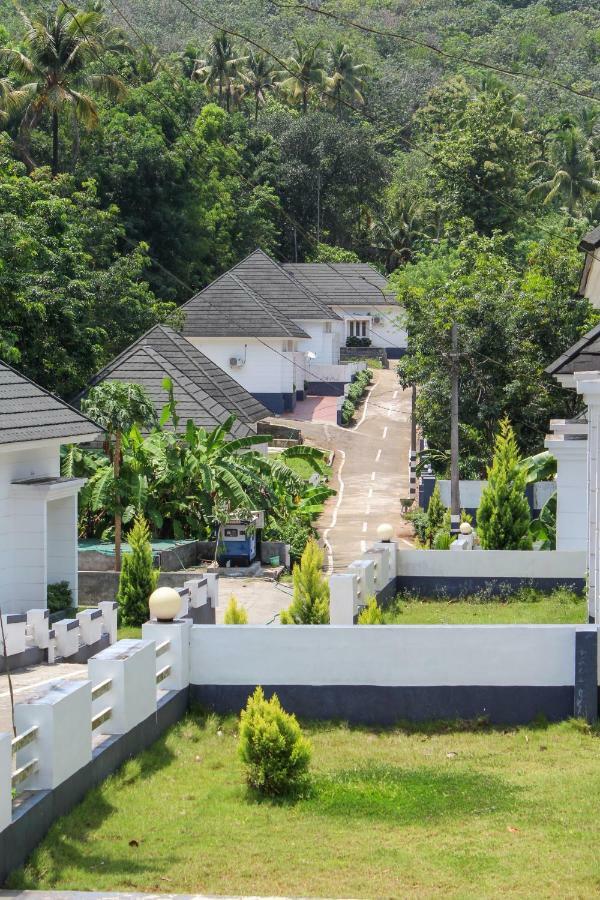 Magic Land Resorts Athirapally Irinjalakuda Ngoại thất bức ảnh