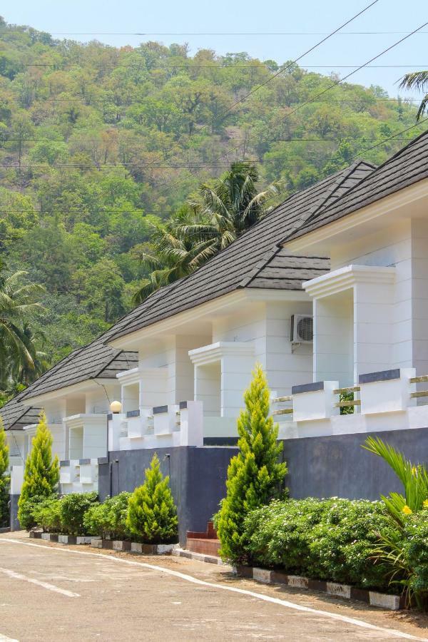 Magic Land Resorts Athirapally Irinjalakuda Ngoại thất bức ảnh