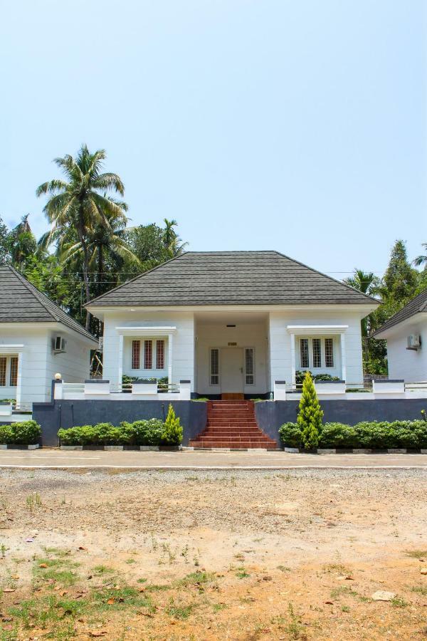 Magic Land Resorts Athirapally Irinjalakuda Ngoại thất bức ảnh